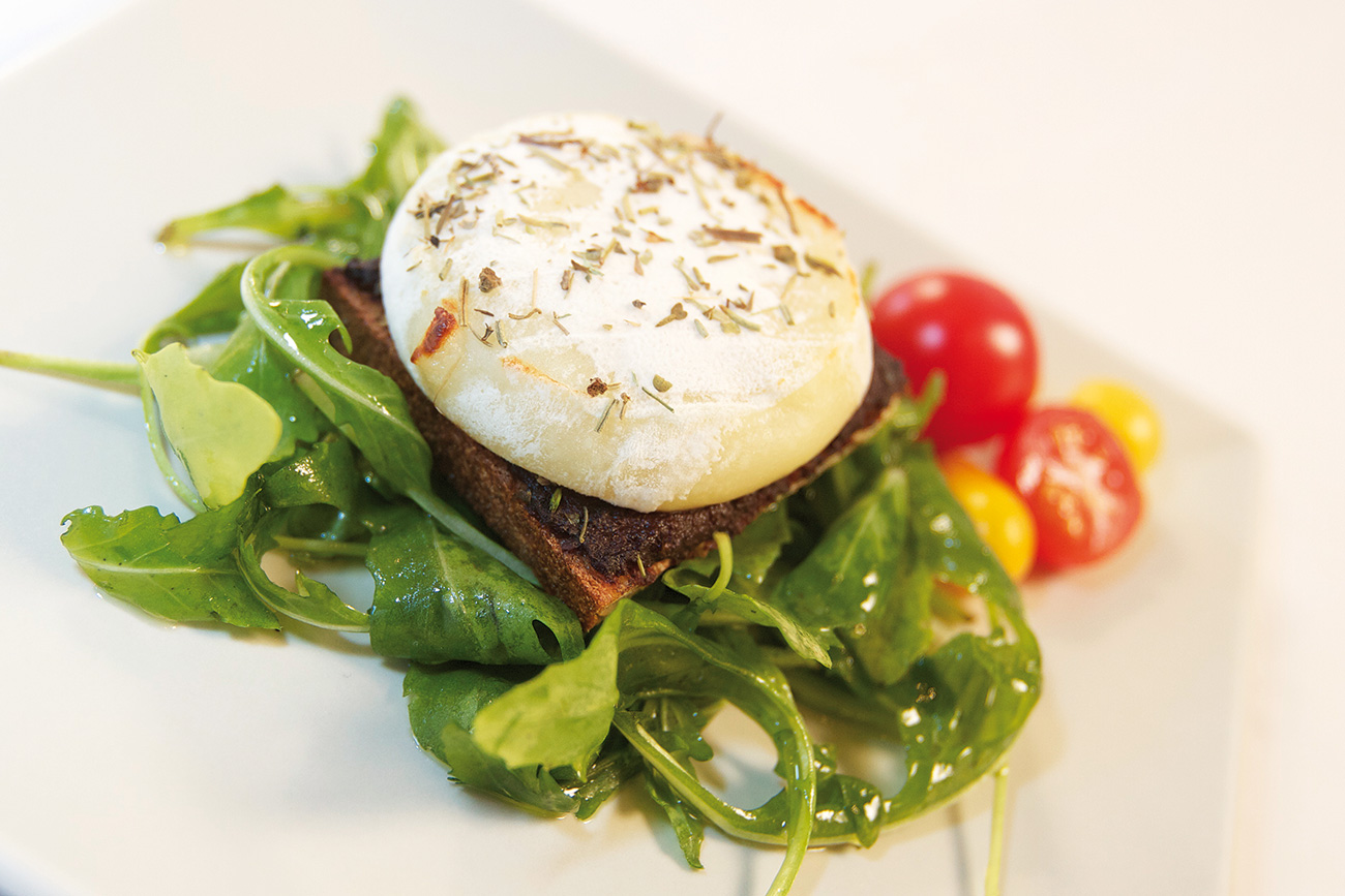 Toast Ziege mit schwarzer Olivade mit Pesto